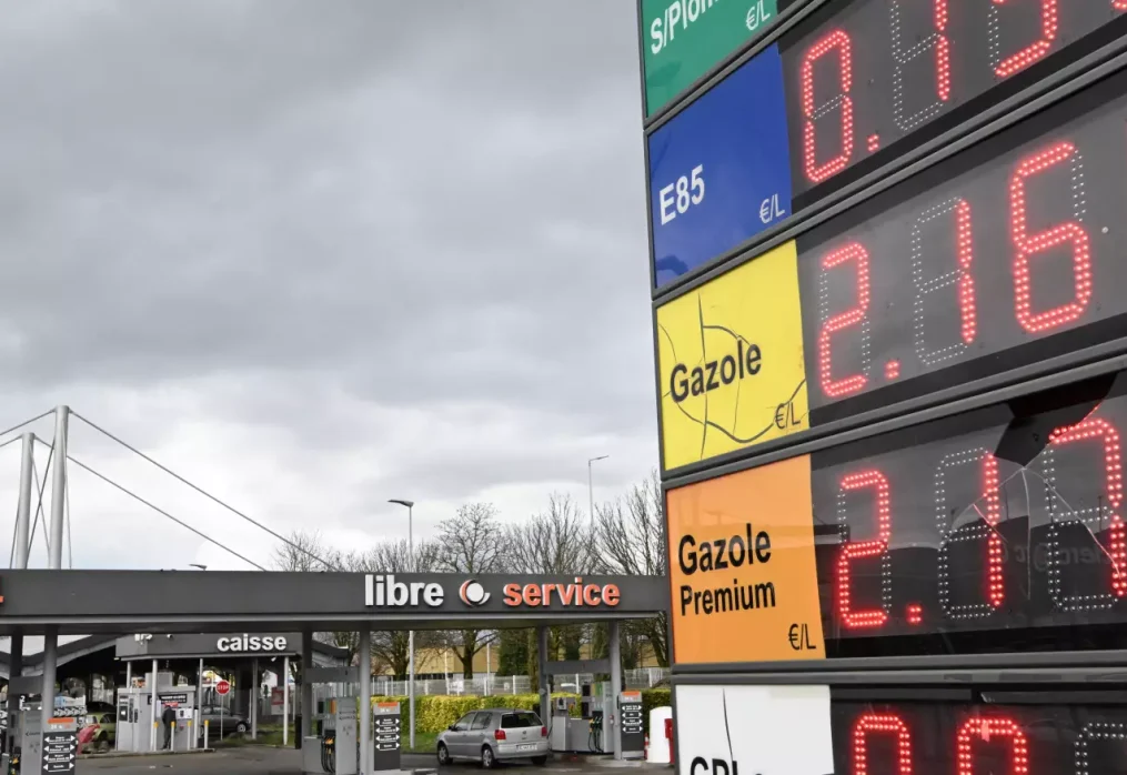 L&rsquo;Opinion – Le prix des carburants, enjeu politique au coeur de la stratégie des supermarchés